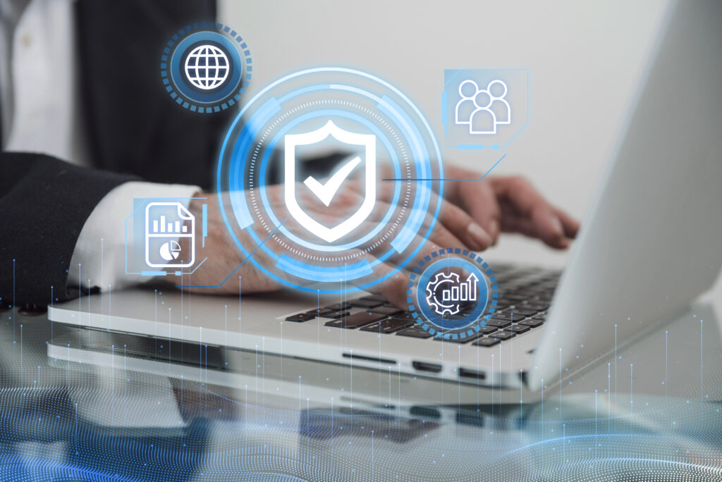 Computadora protegida con escudo de seguridad y servicios de ESET contra ciberataques