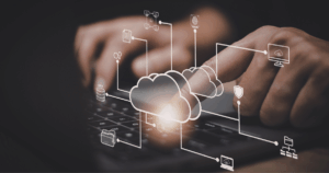 Infraestructura de red protegida por ciberseguridad corporativa y factor humano